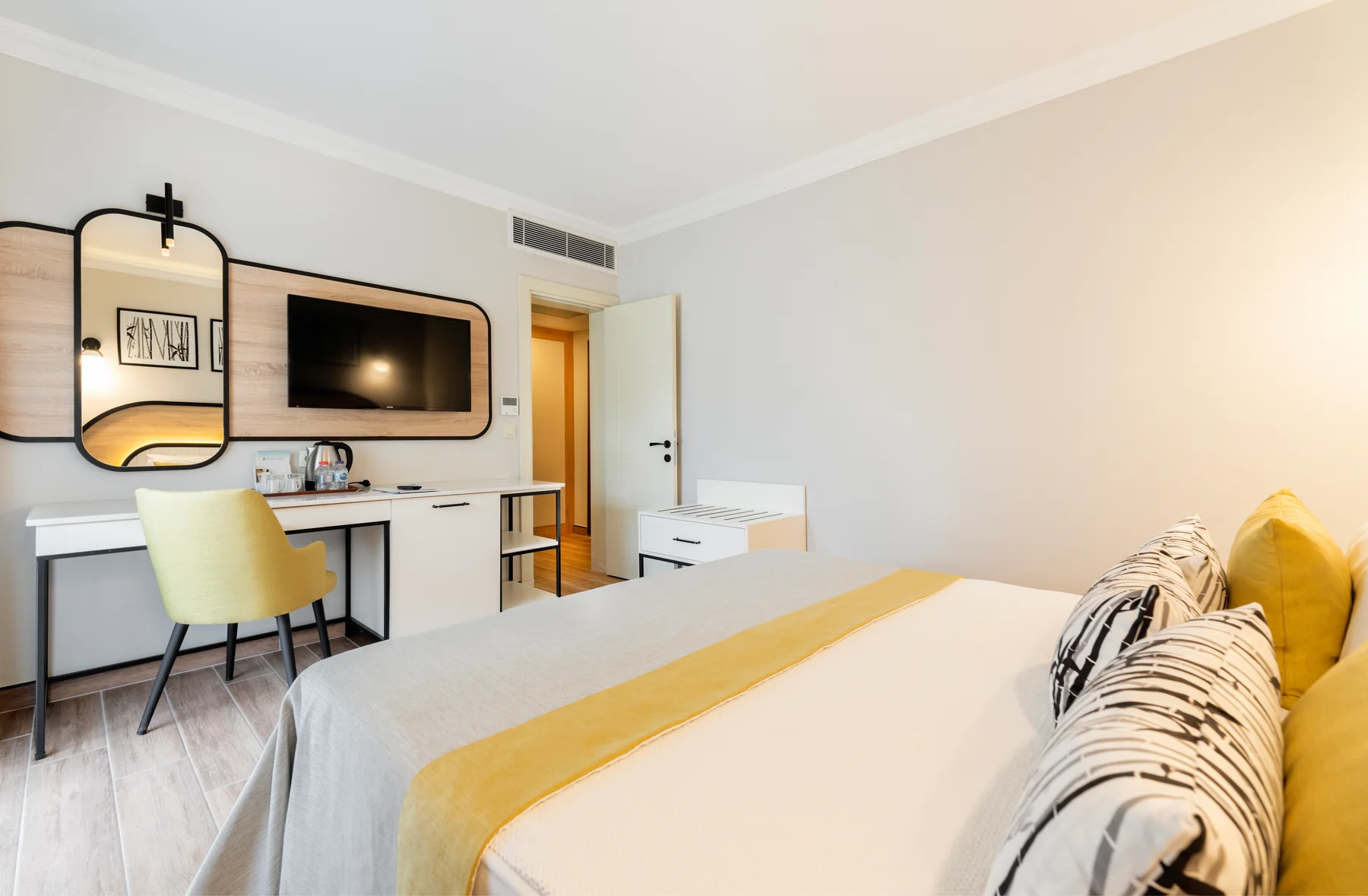 Antalya'da otel odası mobilyası üretimi: yatak başı, gardırop, TV ünitesi